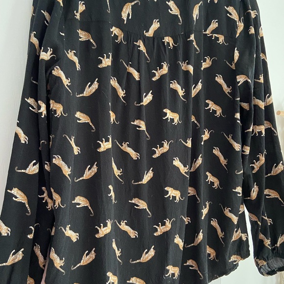 Leopard size M/L. v- neck tunic top - Picture 2 of 5